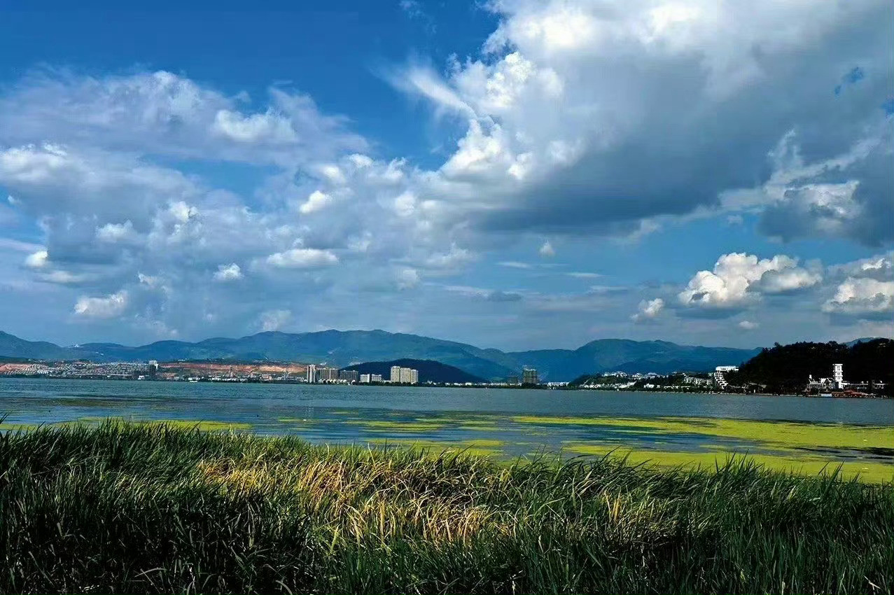 丽江的秘密｜藏于它的文海文海有清澈美丽的湖泊、有连绵不绝的青山、有