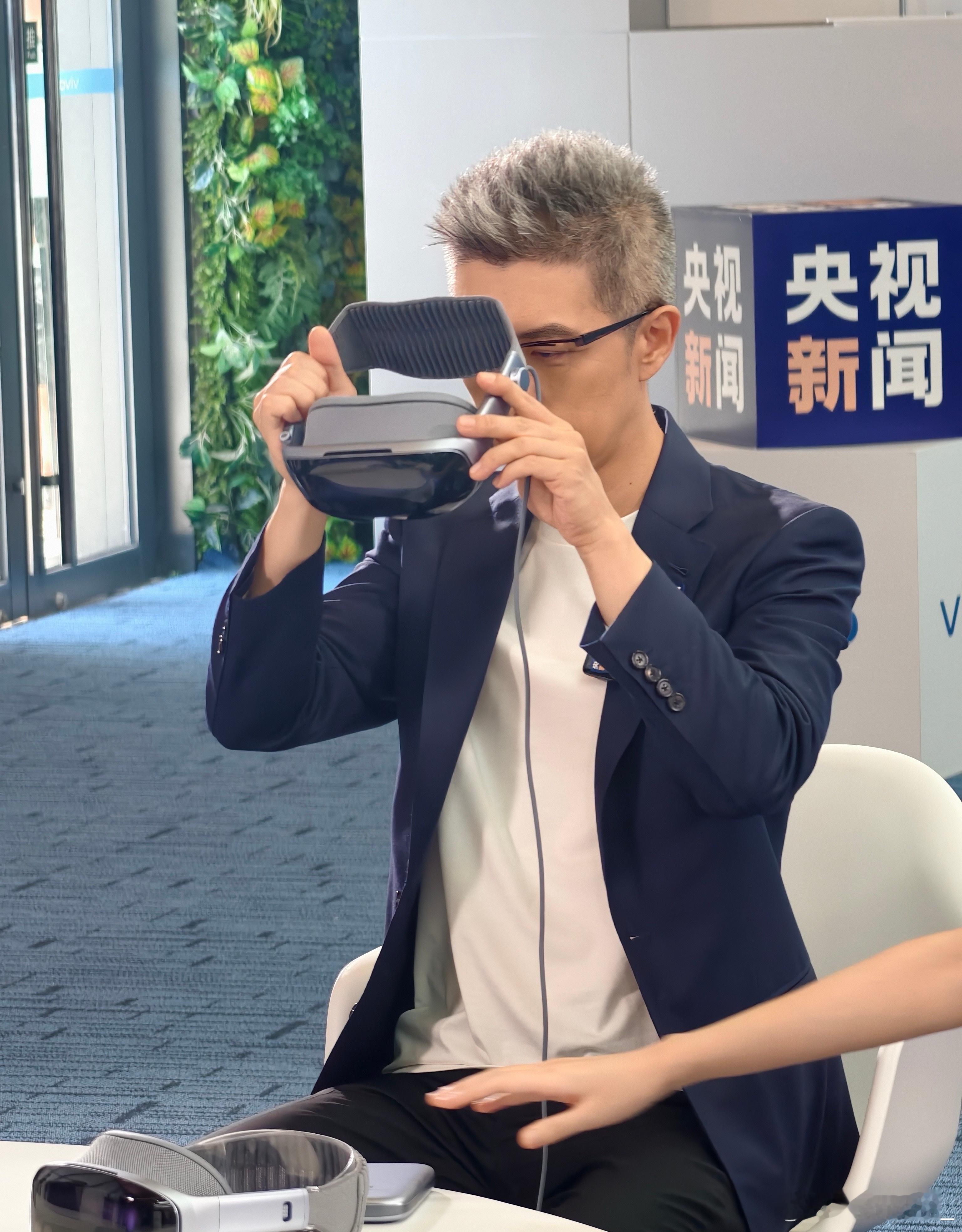 vivo的vision？还是朱广权老师在试戴？！蓝厂你什么时候