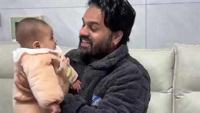 一位印度父亲激动的晒出中国户口：我家亲爱的孩子替我圆梦了！这位印度父亲来中国