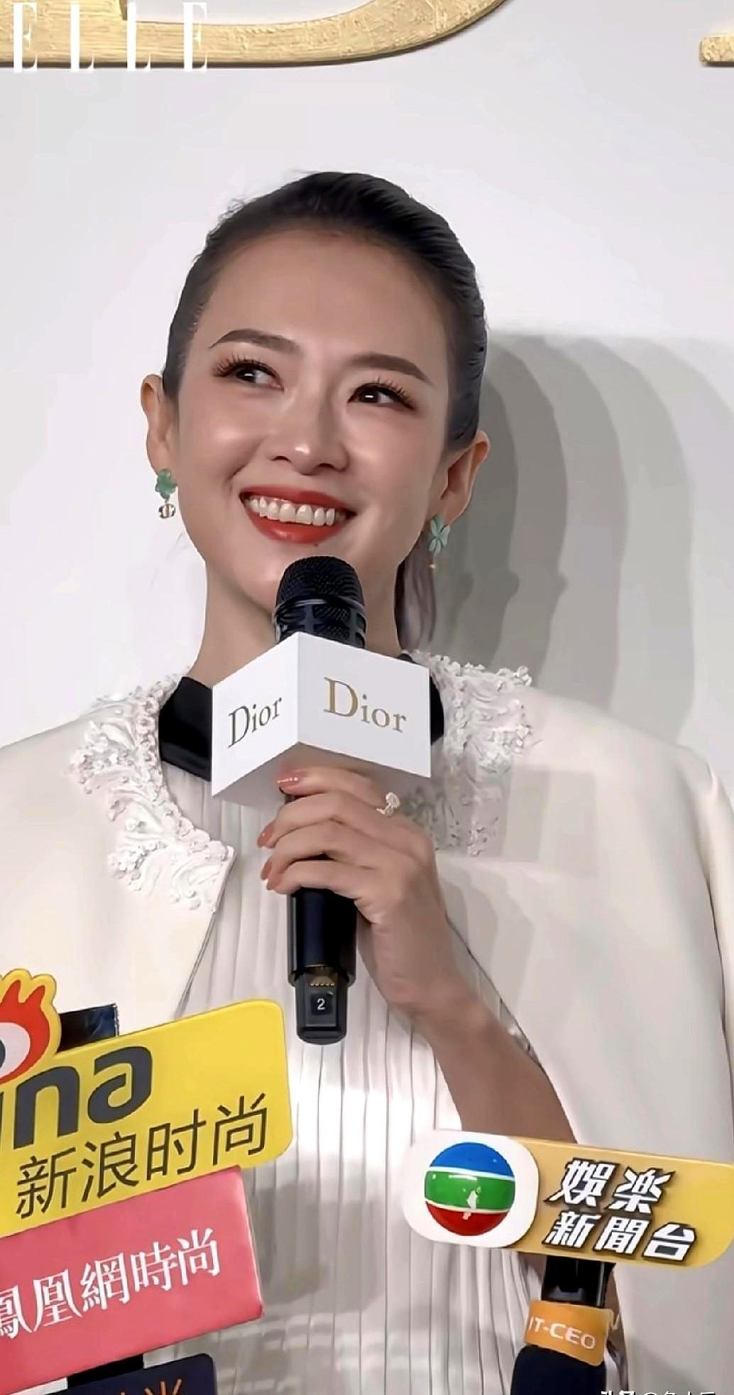 梳个高马尾，章子怡直接回春了？！我天，章子怡最近在迪奥活动那个状态，绝了！高