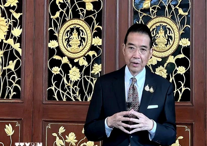 这让佩通坦情何以堪！她刚履新泰国文化部长，外长桑吉安蓬萨就“巧合”地宣布：泰国
