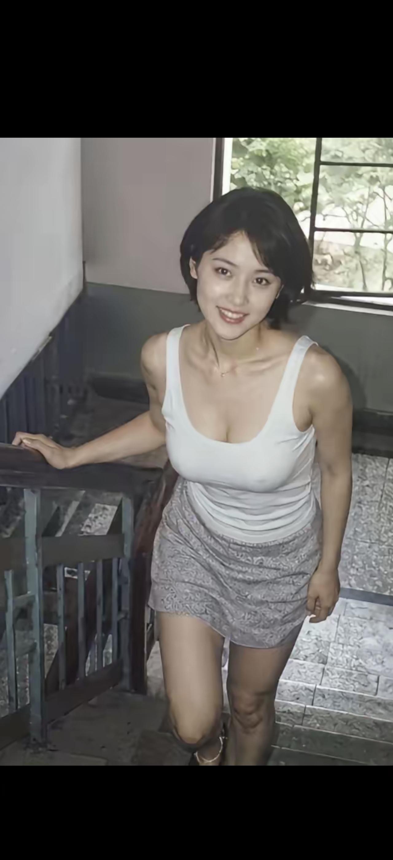 轻纱拂面，笑语盈盈。