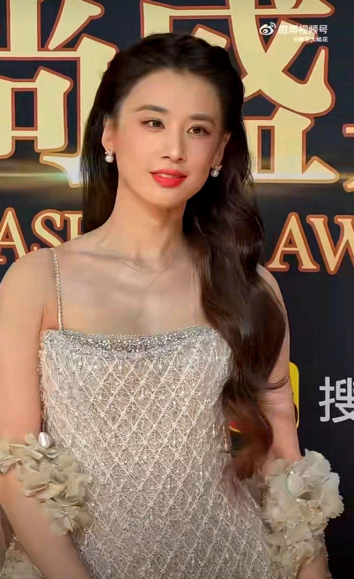 杨子直播求婚，结果被黄圣依骂了五分钟。2025年1月9号，《再见爱人4》大结