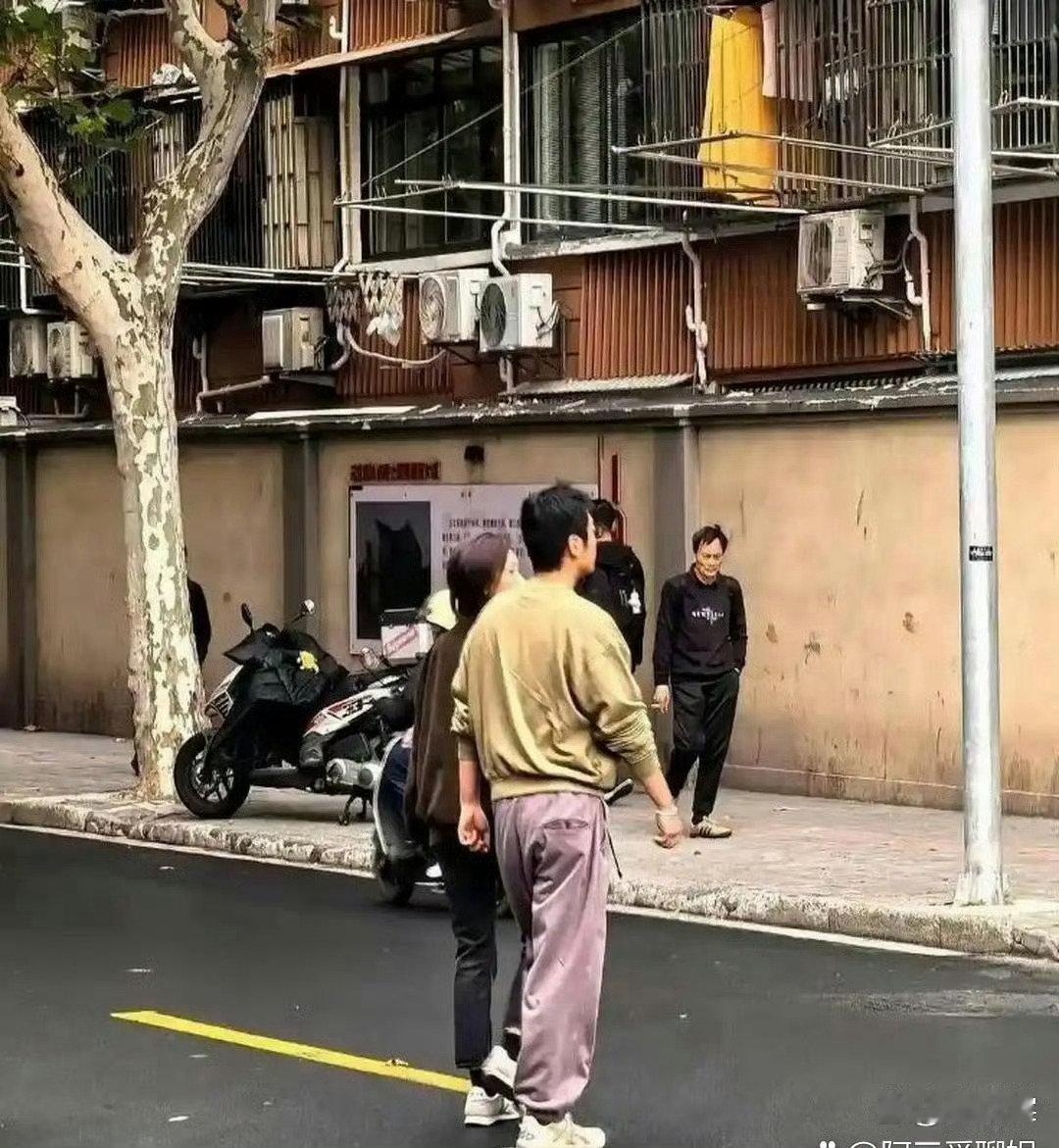 赵﻿丽颖‌‌和冯绍‍峰‏‎﻿一起送⁠儿‏‎子‍‏到校‏‌⁠门口‌‎，冯绍﻿峰‍抱娃下车‍，赵丽颖‍﻿