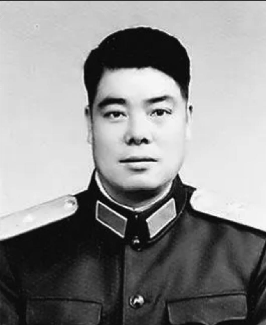 1943年深秋，皖江根据地磨盘山阵地前。一名新四军军官行走时，皮靴踩断一根枯枝，