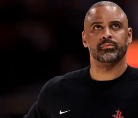 火箭记者谈到了火箭的战绩：火箭（17胜10负）目前正朝着52胜的节奏前进，这与