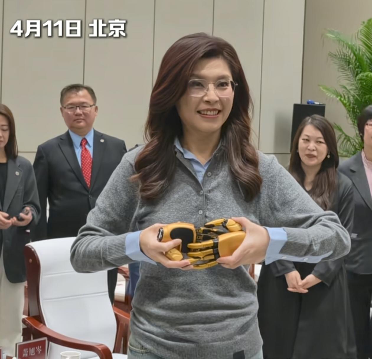 郑丽文获赠“神奇手”开心极了，欲送给老公，她还表示很想去深圳，其实去北大附中和中