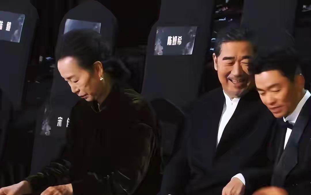 奚美娟的心态太强大了，淡定出现在星光大赏活动的领奖台上。  前不久因为跟周野