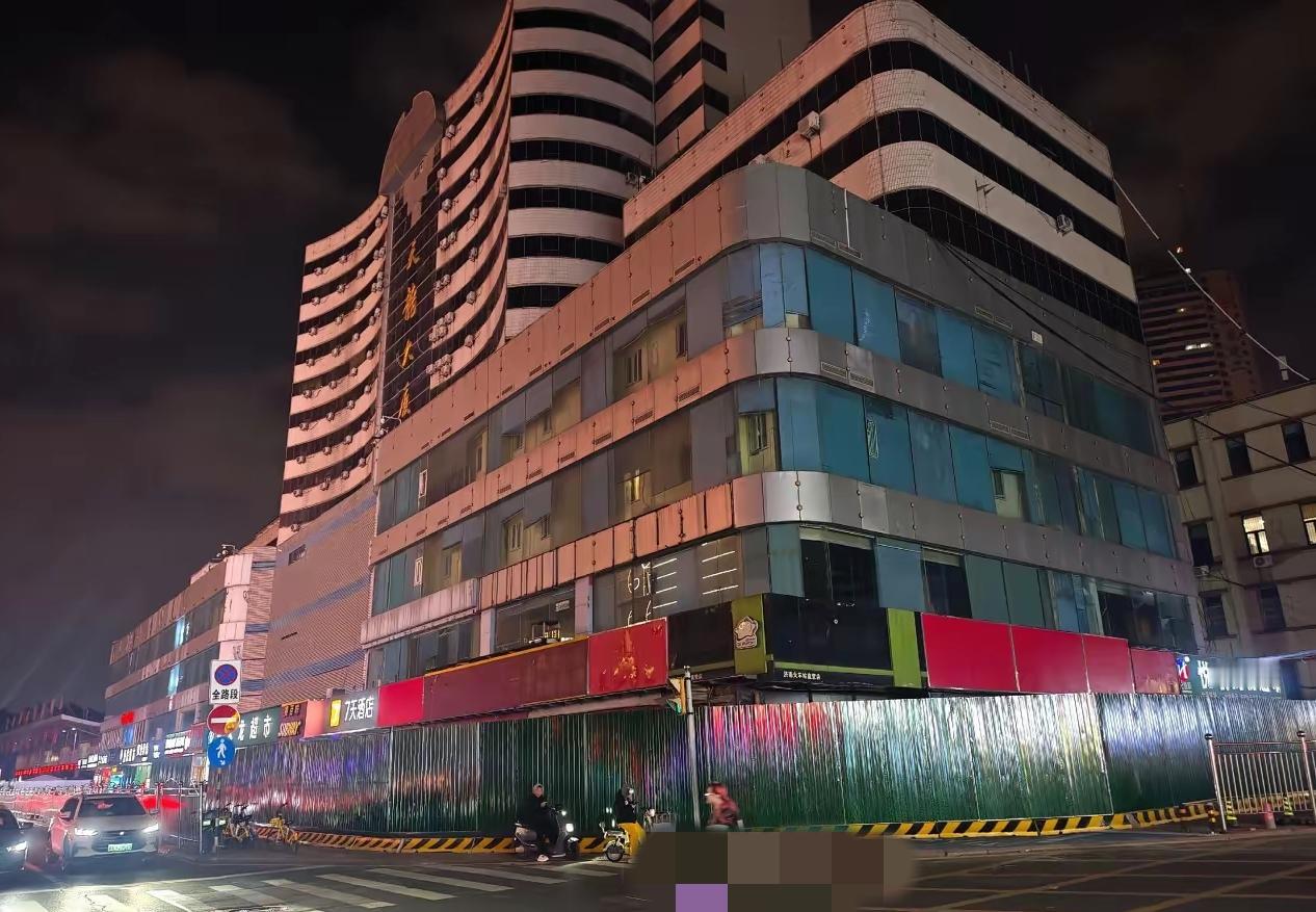 最后的疯狂？济南火车站南广场诡异的一幕：围挡都立起来了，但超市和宾馆都正常营业。
