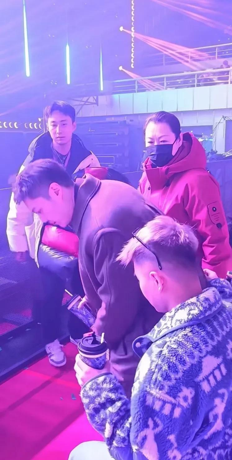 被赵本山当众敲打，说他“涂脂抹粉”，都以为他是靠球球的软饭男。扒开一看。新加