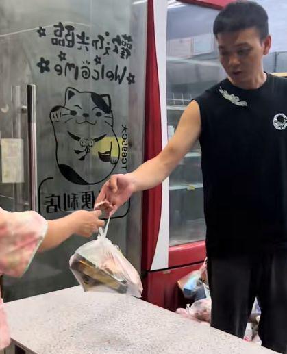 广州番禺，“心悦便利店”正式拉下卷帘门！这家开了五年的小店濒临倒闭，因三名小学生