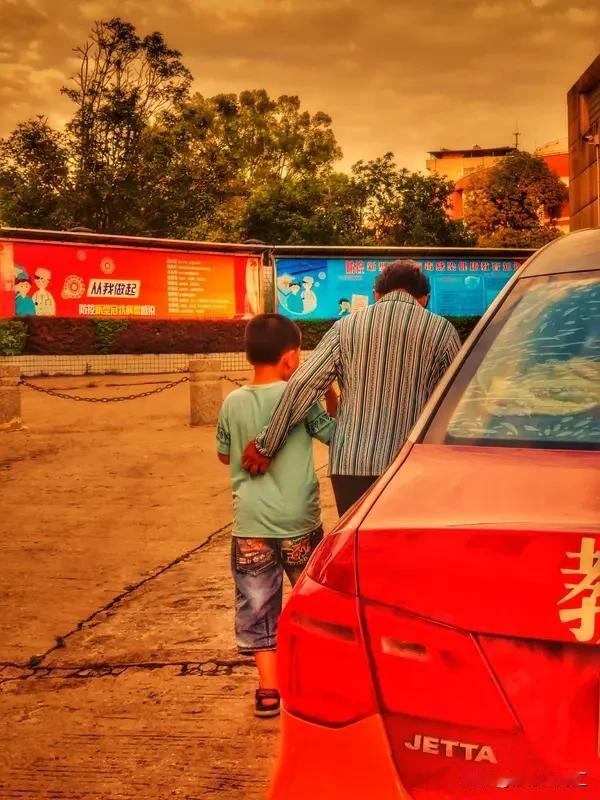 人老了更需要亲情陪伴，原因太多了。从身体方面看，老人身体机能下降，像80岁的老人