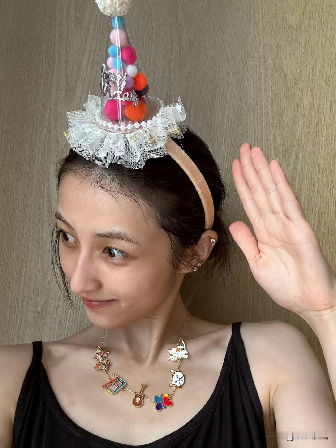 张子枫25岁生日照惊呆全网！暴瘦撞脸李维嘉！张子枫25岁素颜生日照直接引爆