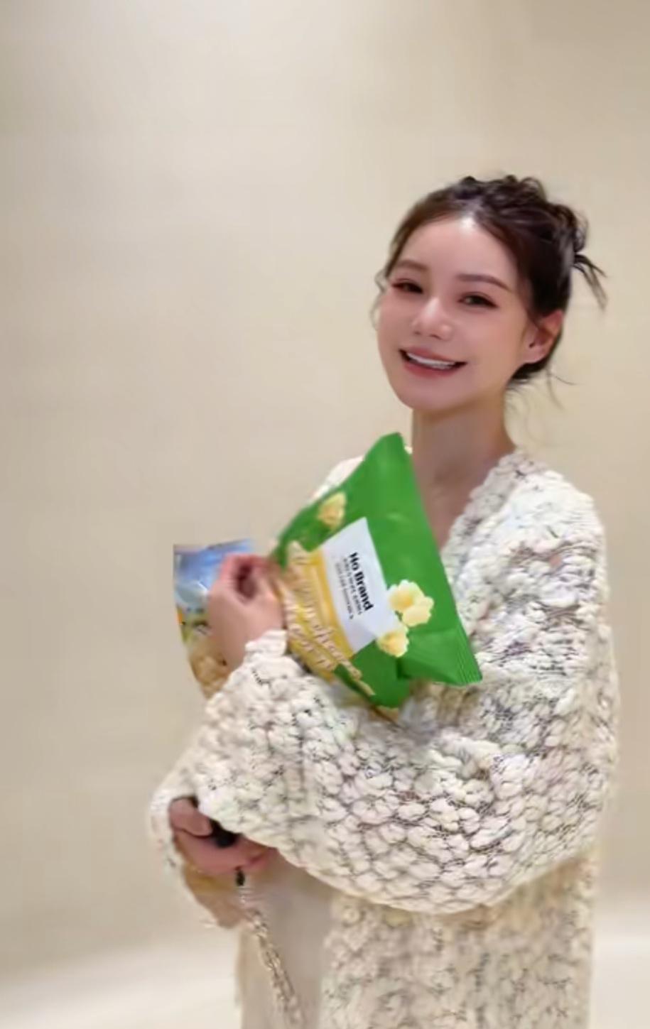 马筱梅是超级爱吃零食呀，无论是怀孕初期还是后期她的零食不断，什么酸辣粉薯条爆米花