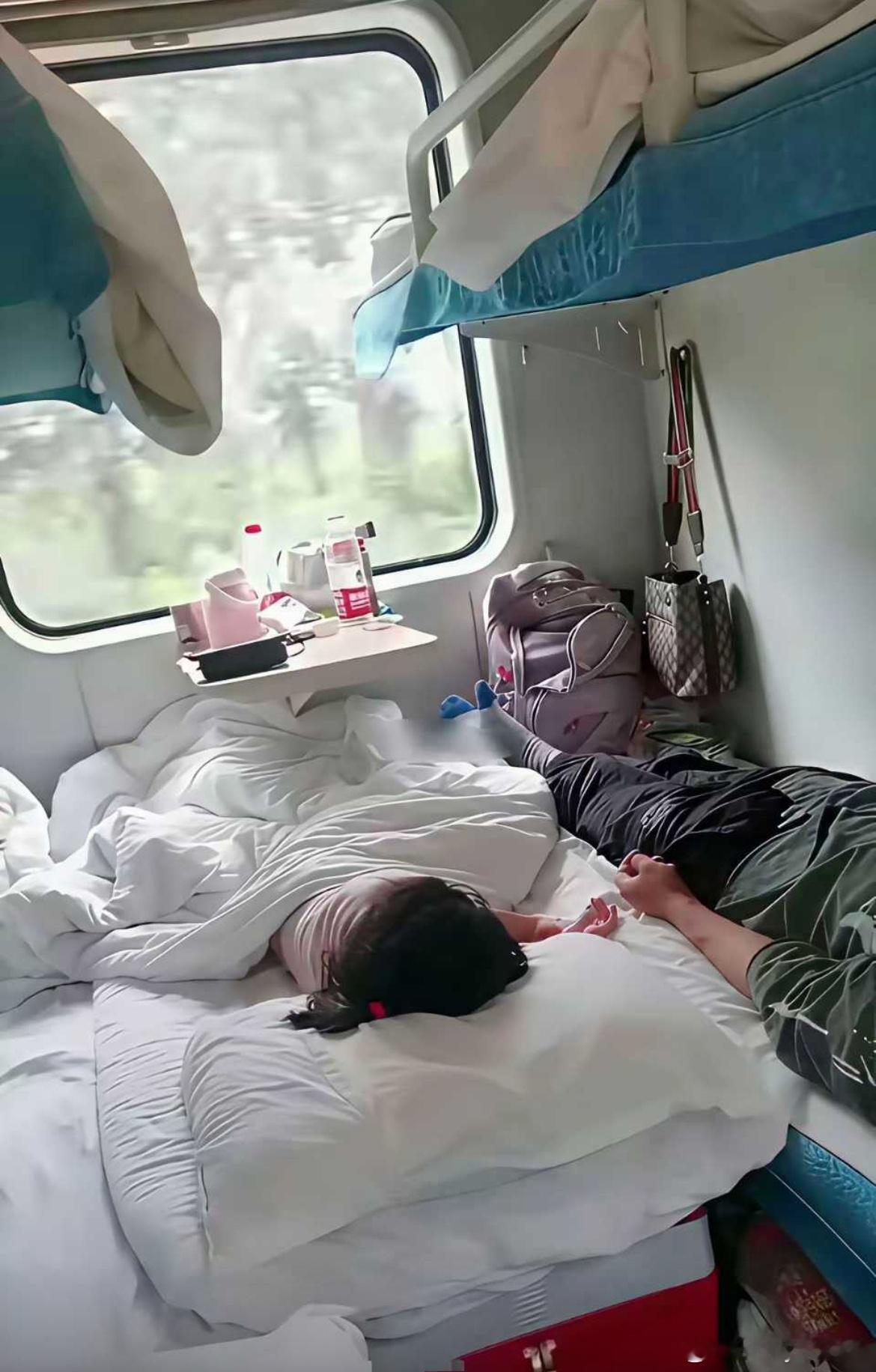 火车上这样真的好吗不会影响其他人吗