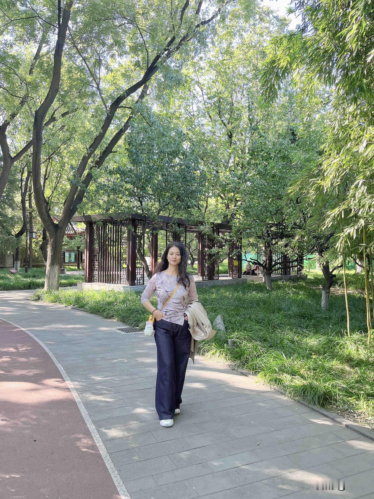 怕人多，就走二环里小众的公园，一上午，走了两个公园，都是附近小区居民在里面晨练，