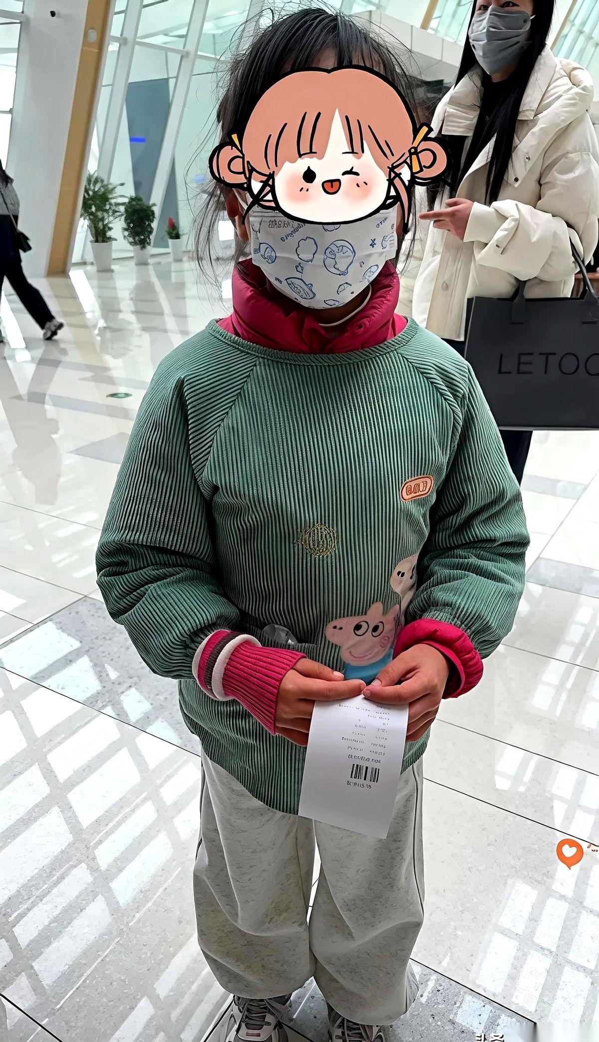 就因为身上这件破罩衣，孩子看病只花了23块6。我到现在都觉得有点魔幻。医生抬