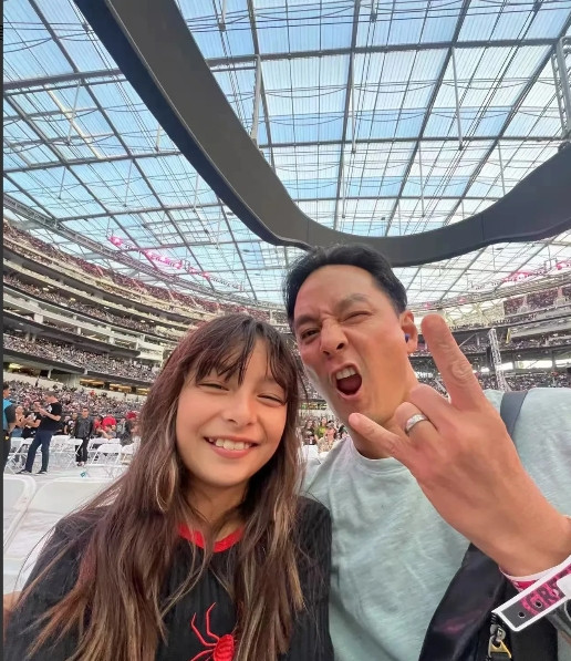 吴彦祖父亲节晒出和女儿的合照，他说：“宝贝永远是我最大的骄傲！”不知不觉，