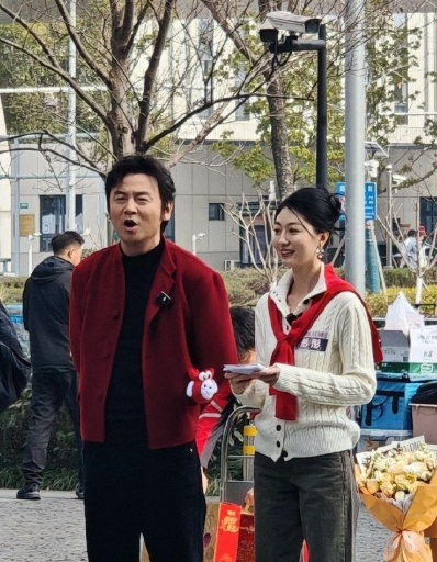 笑不活了！雷佳音揣着坚果上街唠嗑，边走边分享超接地气，大佬的反差萌也太可爱了，这