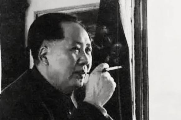 毛主席方方面面都让人敬佩，唯独有个小习惯不太好，爱抽烟，不管是接见外国，还是在人
