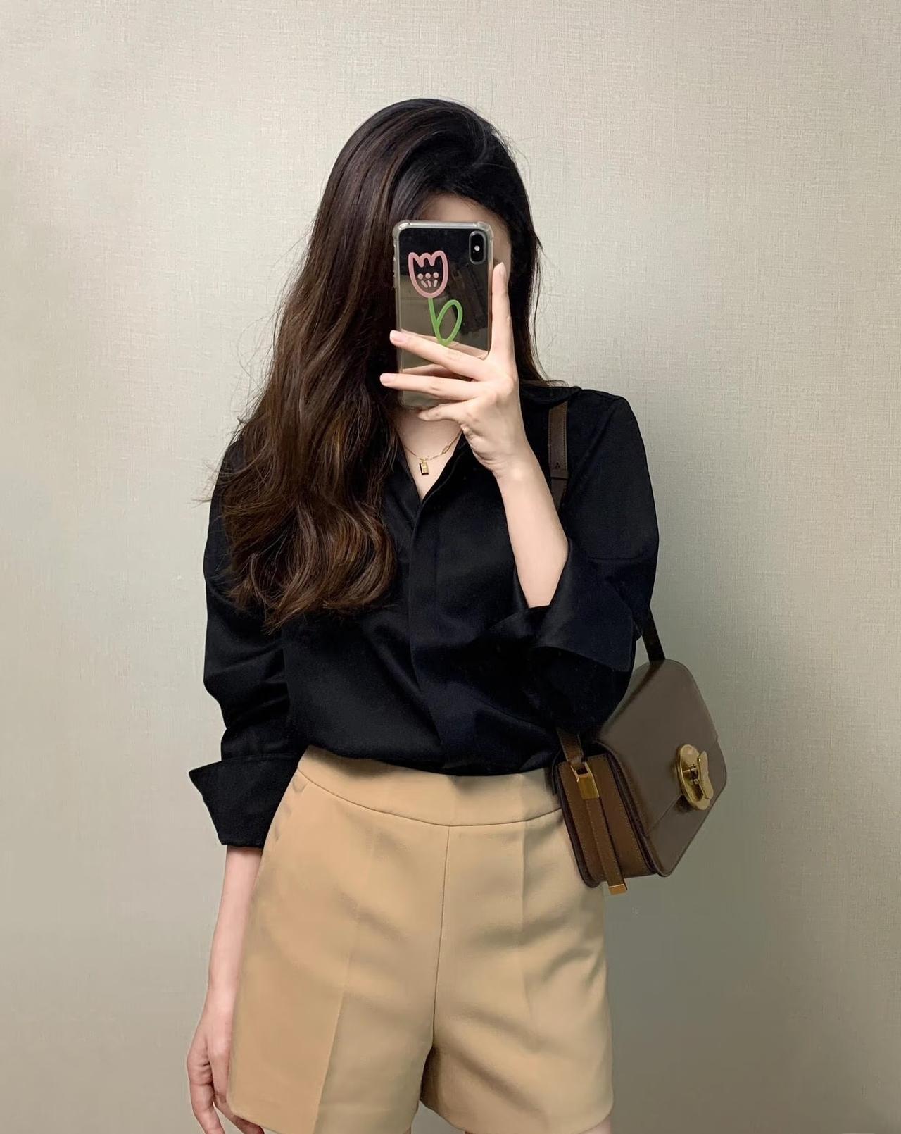 优雅黑衬衫搭配米色短裤，简约时尚，尽显都市女性魅力！精致早春穿搭黑裙白衬衫穿搭