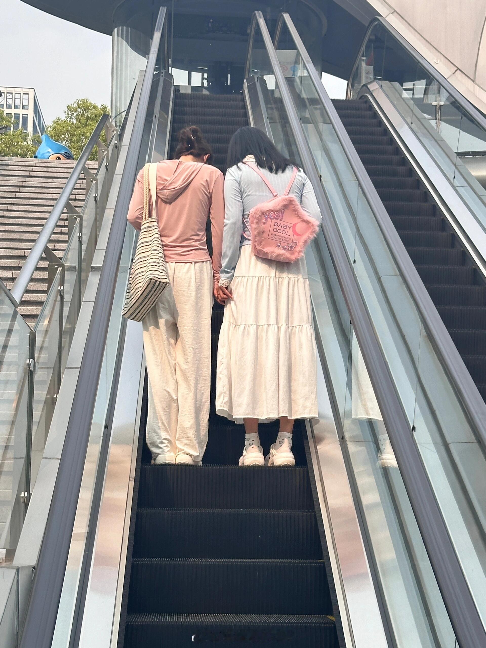 我趣，，电梯上看见的好明显的对比之前一直在纠结买奶芙裤还是蛋糕裙，感觉今天有点点