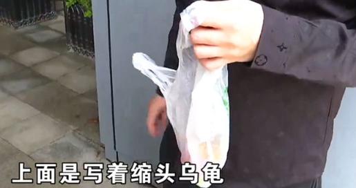 浙江杭州，一男子带女友去看劳斯莱斯车，买不起就离开了展厅，第二天，展厅销售给男子