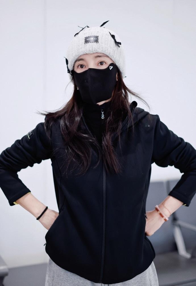 近日李冰冰现身机场，她这回穿了一身漂亮的运动装，看上去格外的潇洒。李冰冰上身