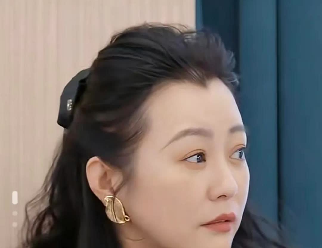 郝蕾被骂了，说她没有一个经典角色，靠脱成名，演技都在综艺里，