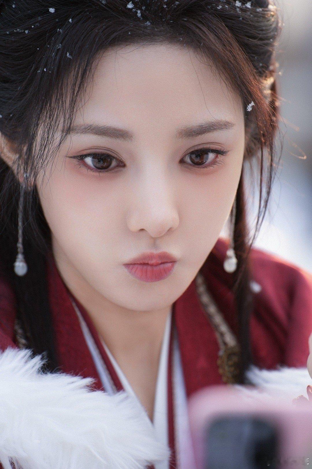 嘿！彭小苒这姐姐美飒又敢言，直接放出“审判”豪言。这波操作让《凤凰台上》的期待值