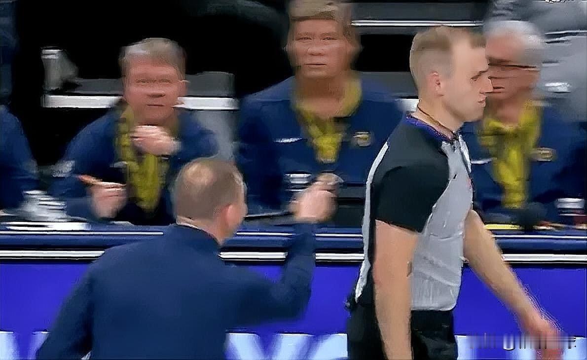 掘金主帅阿德尔曼输破防了！在今日掘金主场迎战的火箭的第四节比赛中，阿德尔曼不