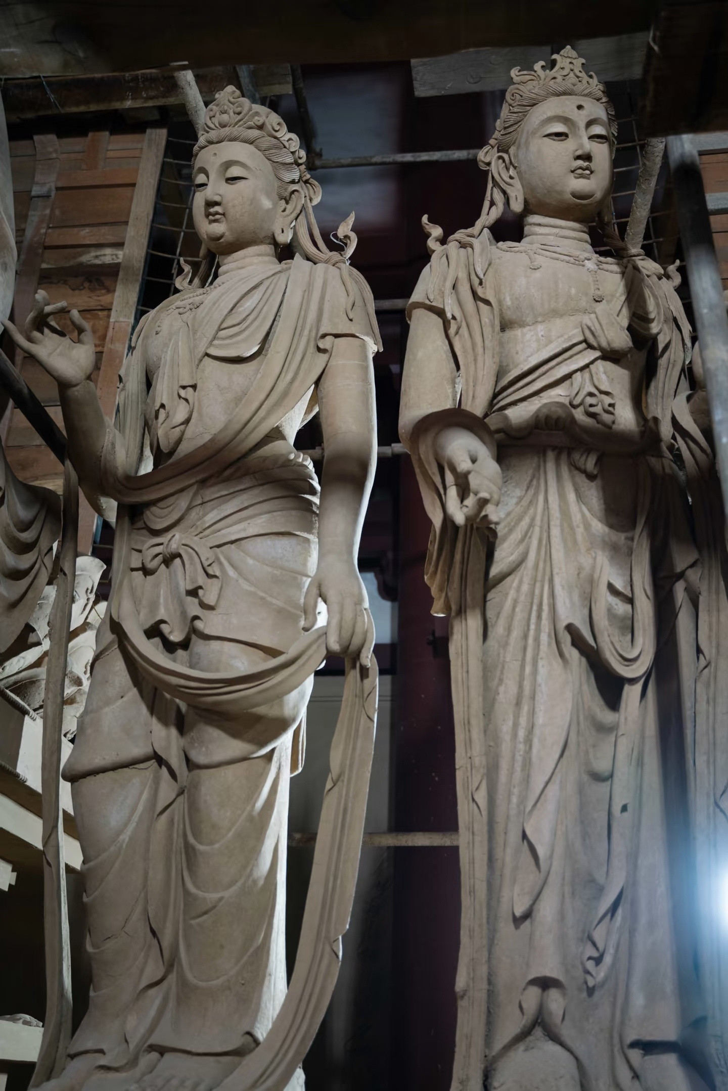 寺庙建造，绘万佛墙画，塑菩萨金身。