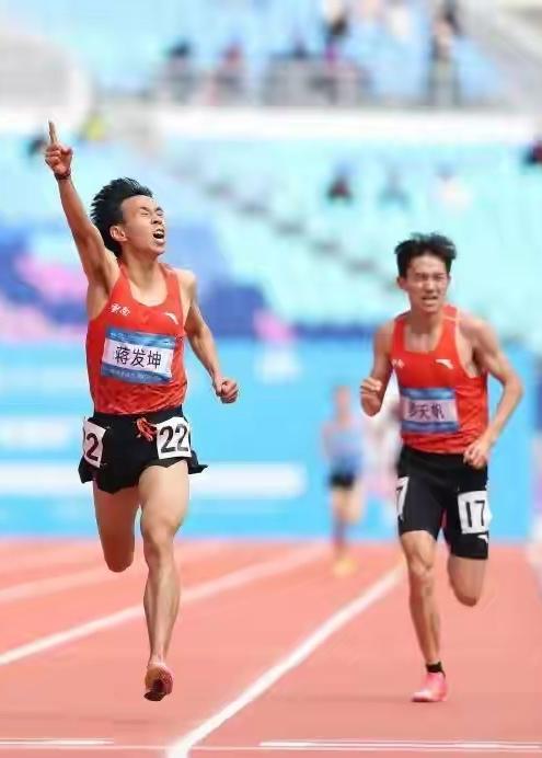 云南队男子一万米被取消成绩，只因为“被套圈队友助跑”[惊恐]初一看，感觉似乎有点