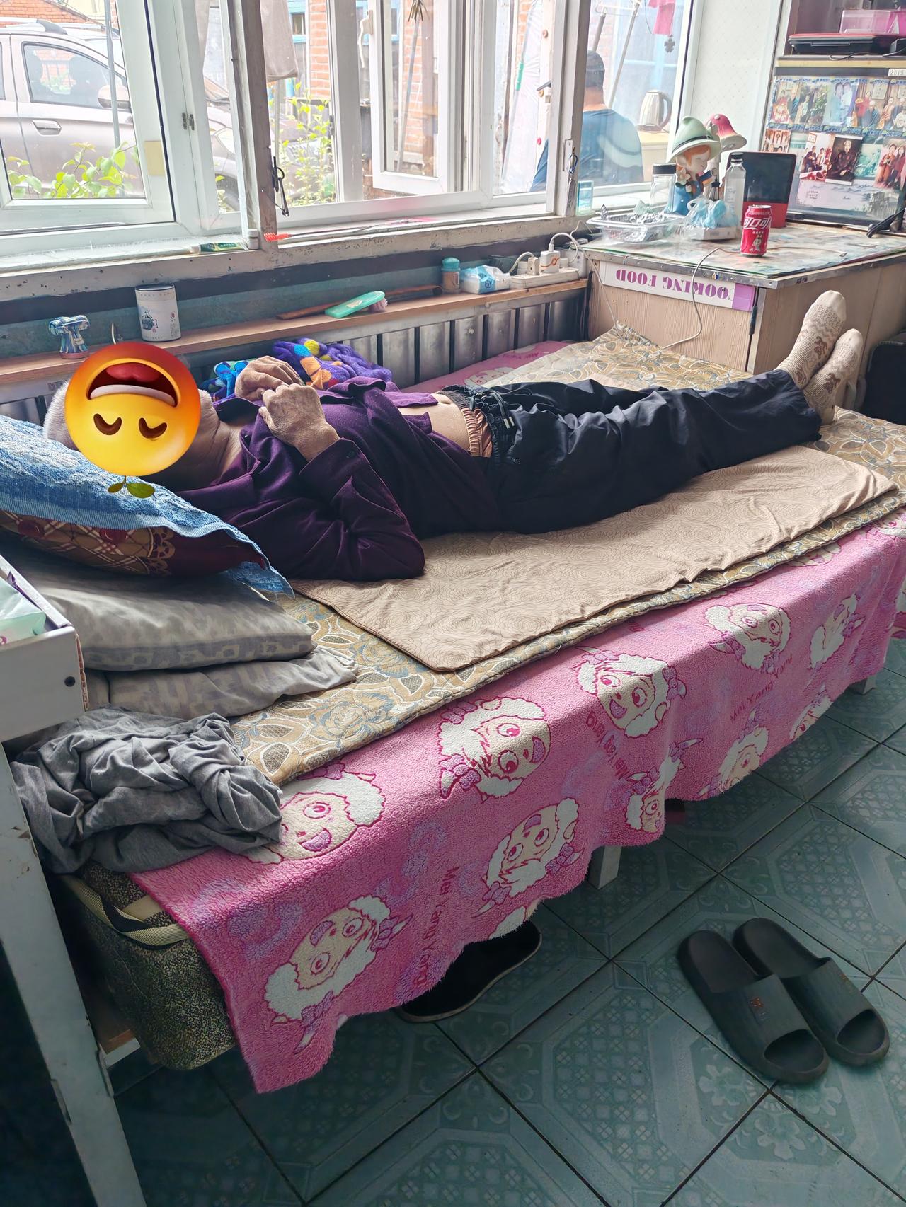 男人老了是不是都这样？看到网上有博主吐槽，他公公79岁，每次去都在床上躺着，除了