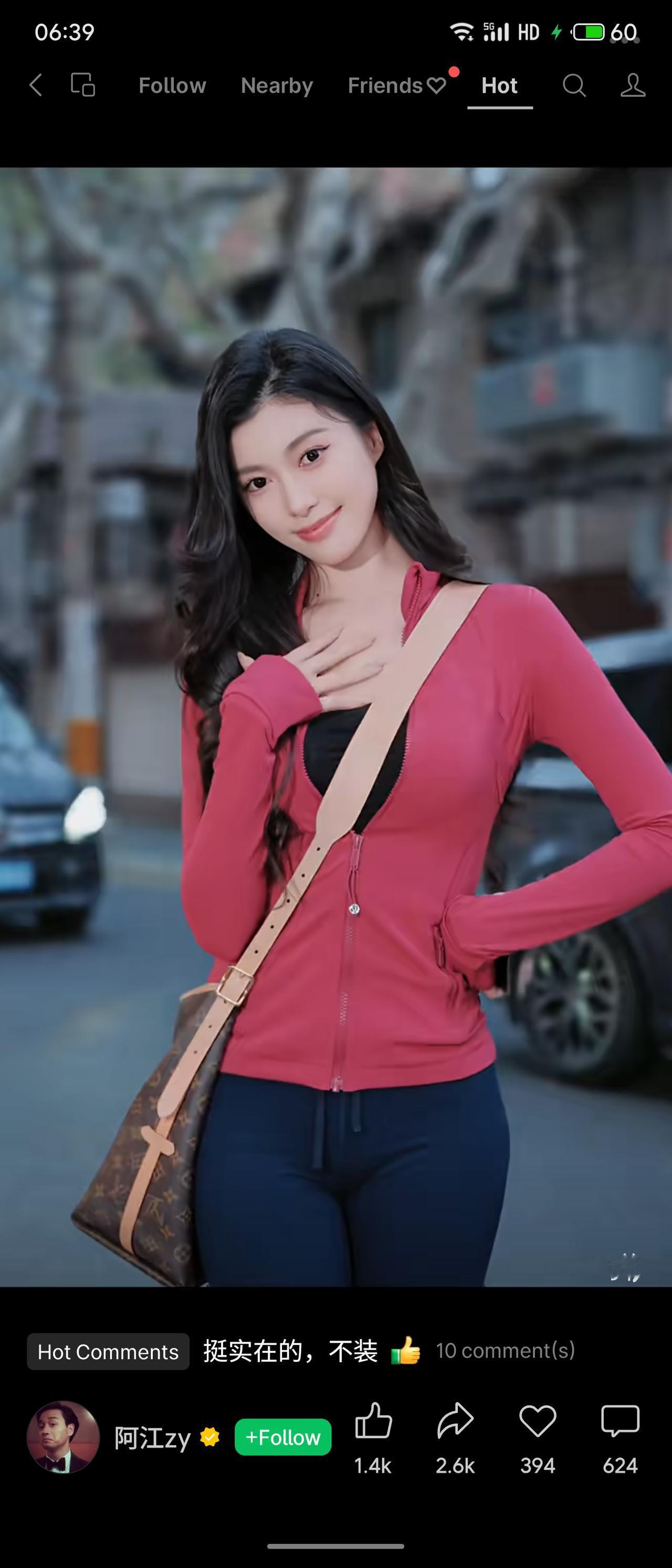 上海安福路街头，女生迟迟一头蓬松大波浪，亮眼玫红修身运动外套搭配黑内搭与深蓝瑜伽