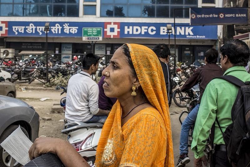 印度四肢健全游客在杭州机场坐着轮椅出行，引发中国网民愤怒，印度人反驳，印度健康人