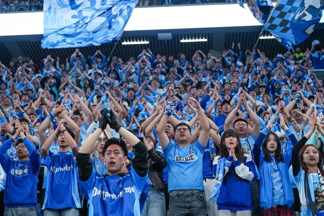 据德转数据统计，大连英博主场梭鱼湾的平均上座人数为60047人，位列全球第12，