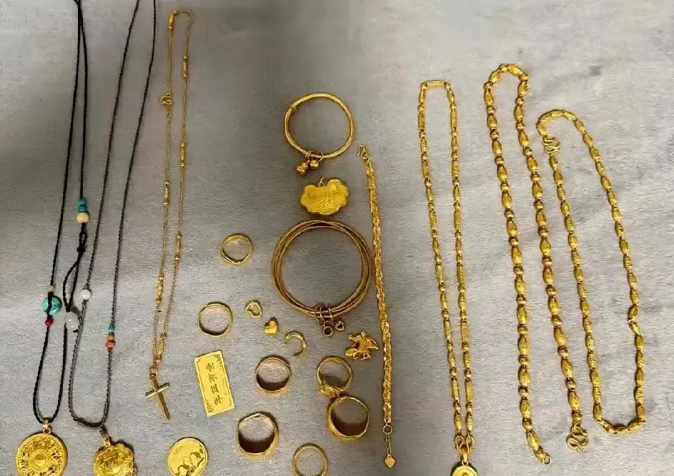 我十年前啃馒头攒下的一万块金镯子，如今涨到三万，我乐颠颠跟老婆说卖了给娃报夏令营