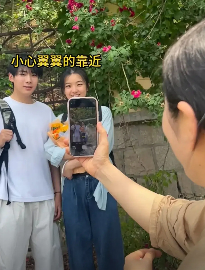 这阿姨真棒呀！为了让儿子青春不留遗憾，为儿子与女同学拍了一张美美的照！高考结束，