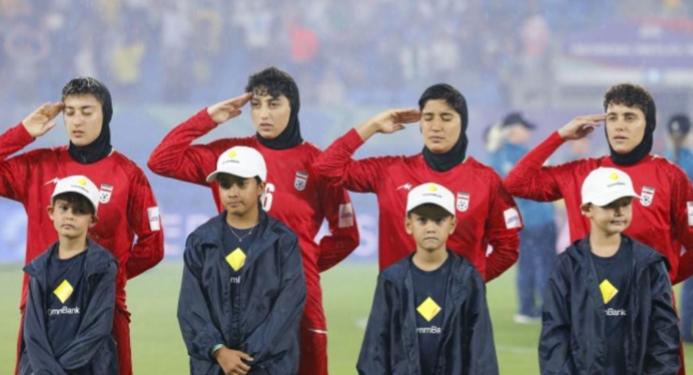 伊朗女足有5人已经去了头巾，彻底投入了澳大利亚的怀抱，她们放弃了自己的国家。我在