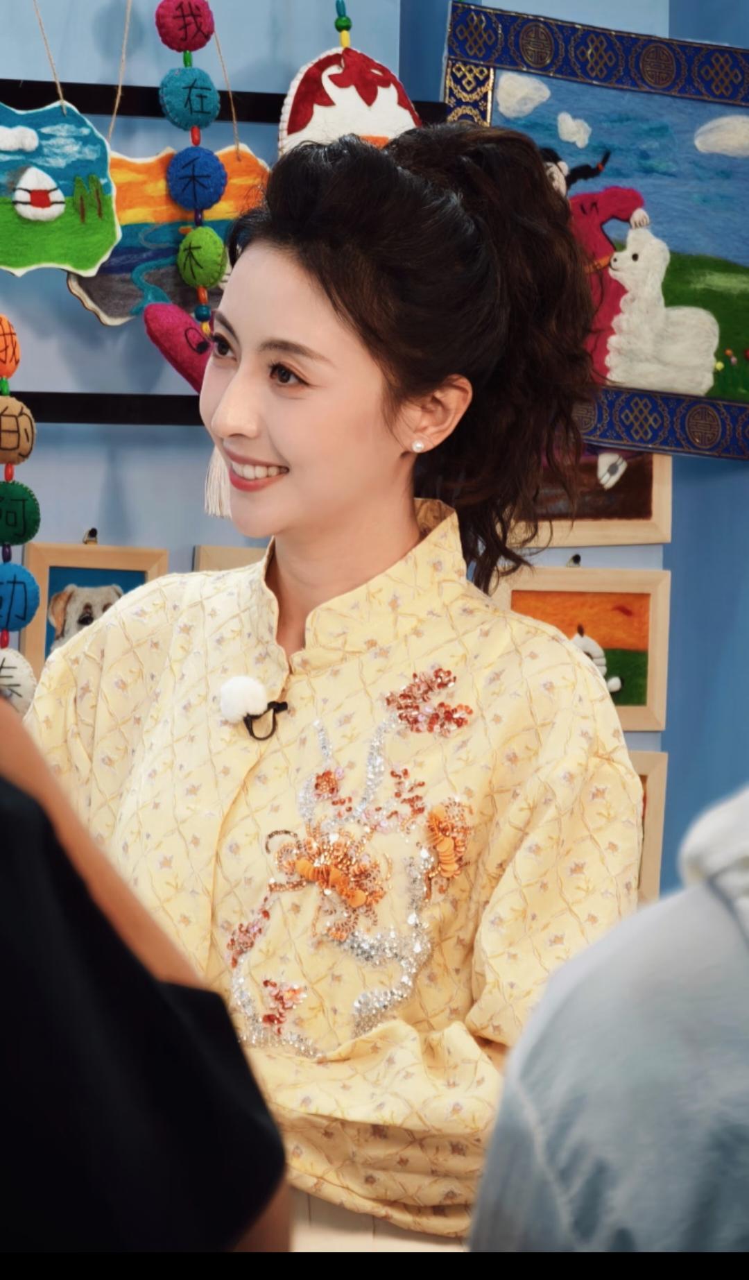 应该是张舒越吧！新生代央视女主持人中她确实是最美的，有气质有风度。