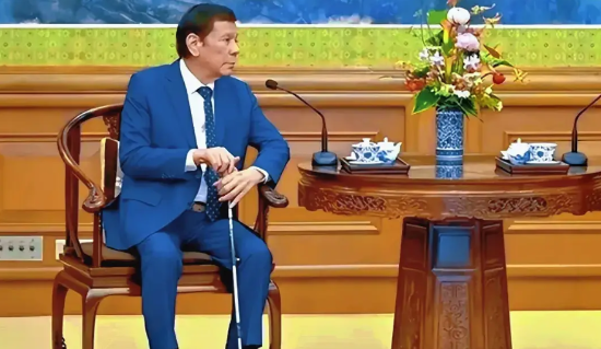 <em>海牙国际法庭</em>这次真出手了，派来了个高血压老汉，场面一度十分尴尬。当下大环境不佳，