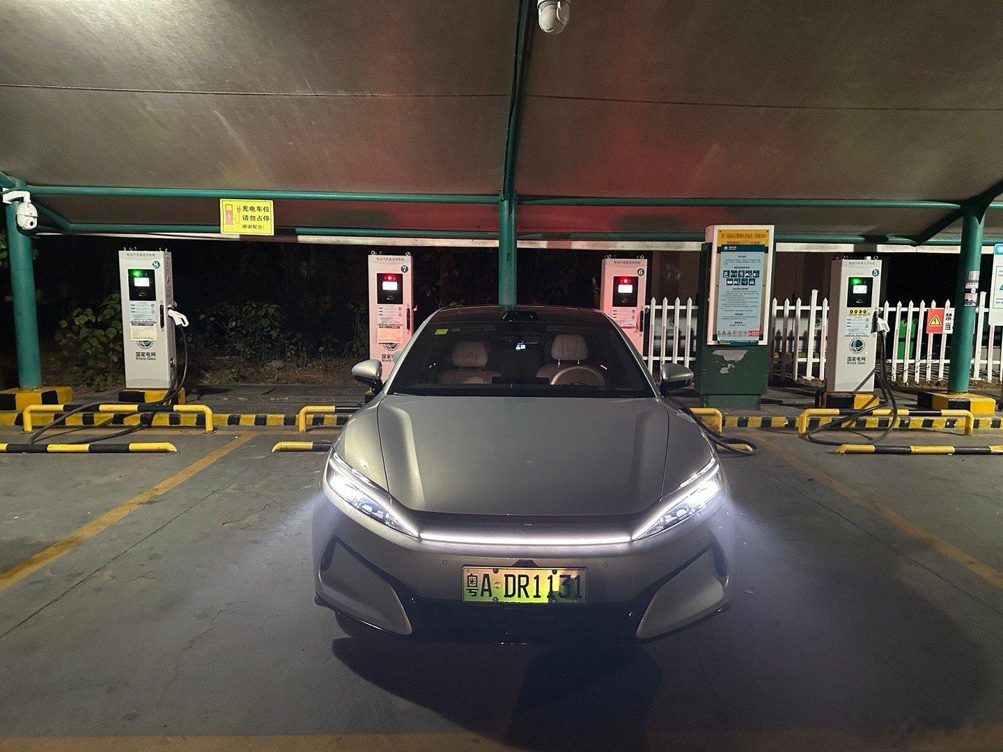 因为一点“小意外”，这次只能进入一个计划外的服务区，用这里唯一的国家电网桩快充，