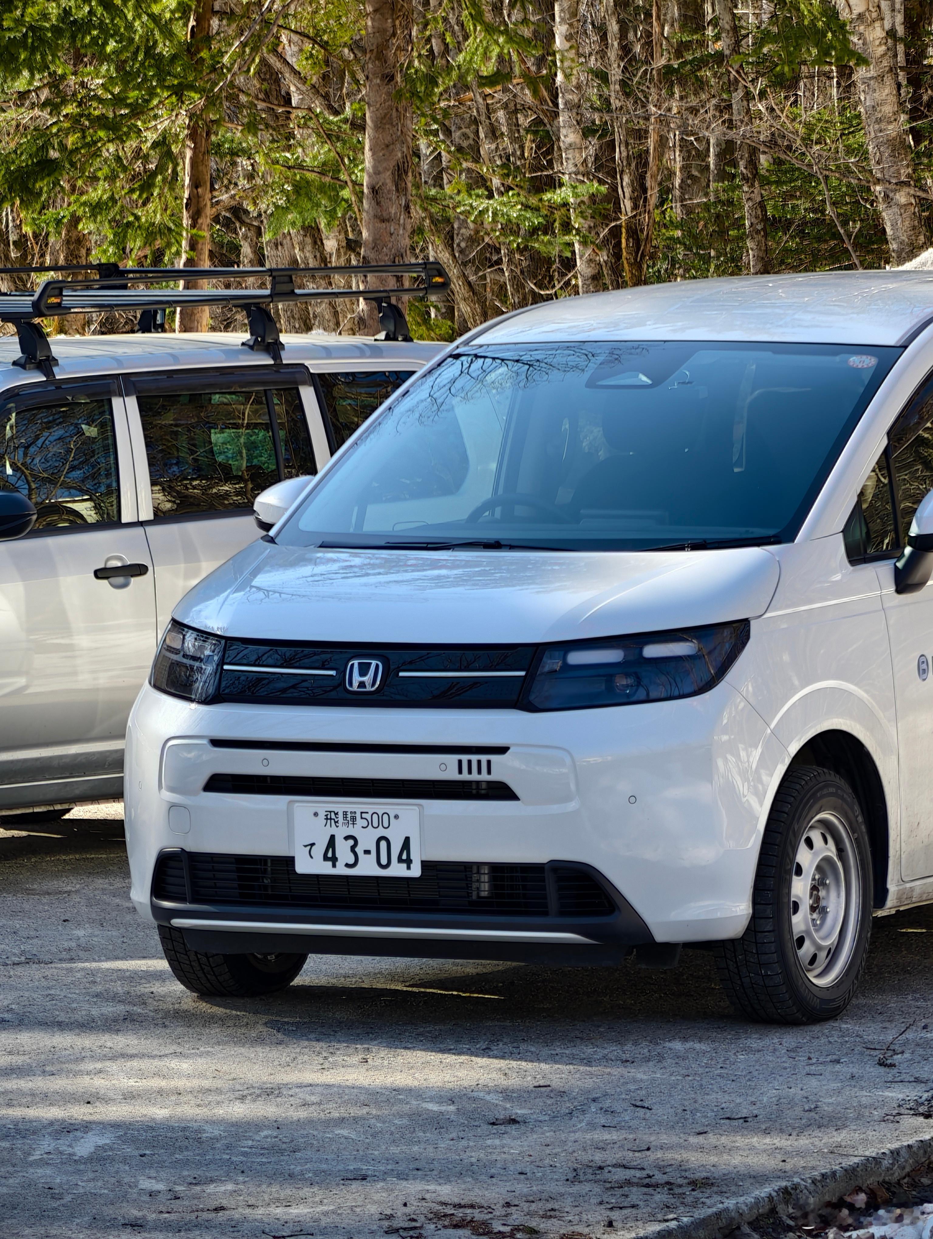 MPV偶遇斋版本田Freed，本身是家用MPV，但低配也被拿来当商用车（営業車