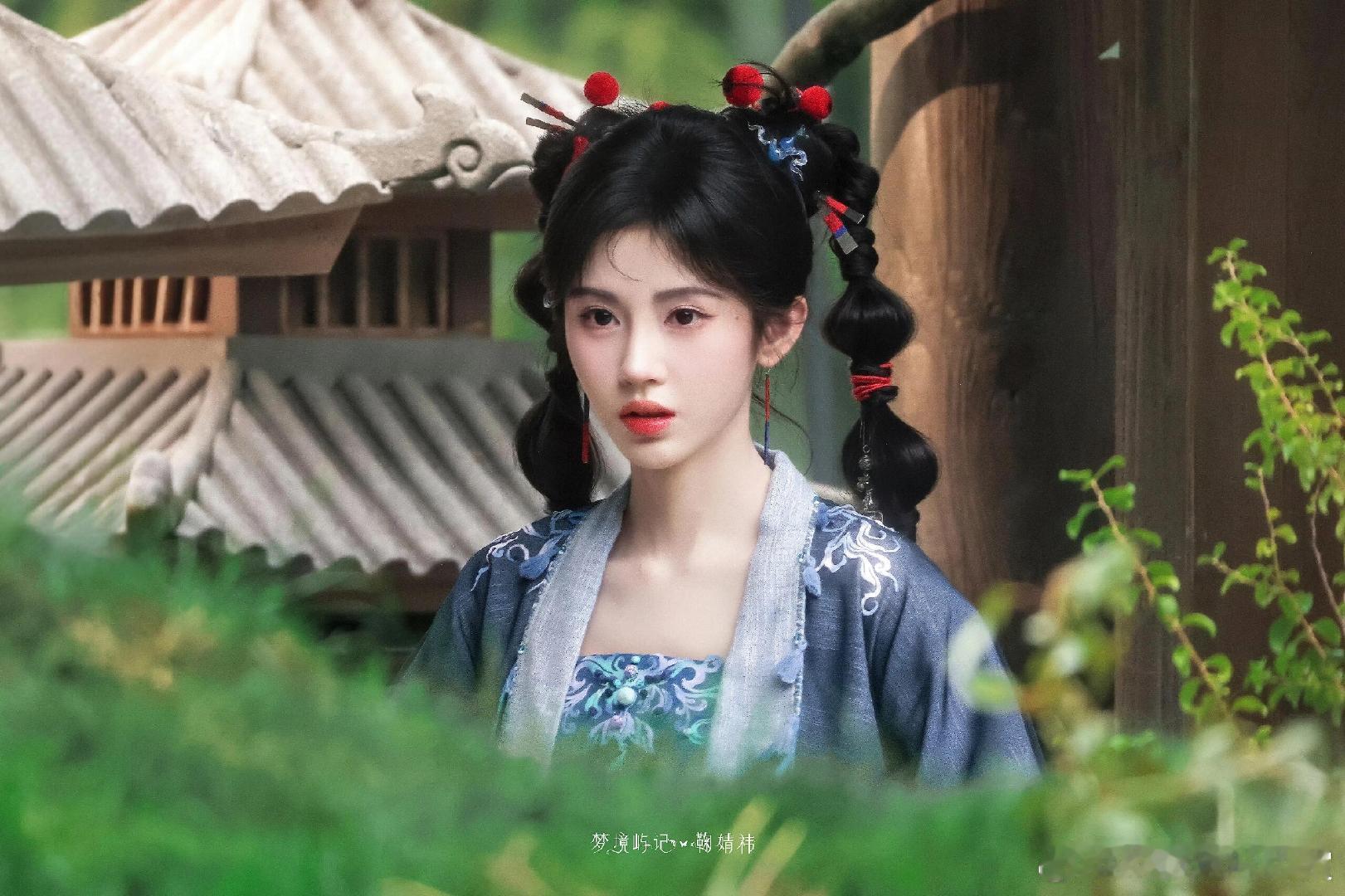 鞠婧祎新剧双马尾路透鞠婧祎新剧《来战》第一套造型，怎么感觉有点像安琪拉。鞠婧祎新