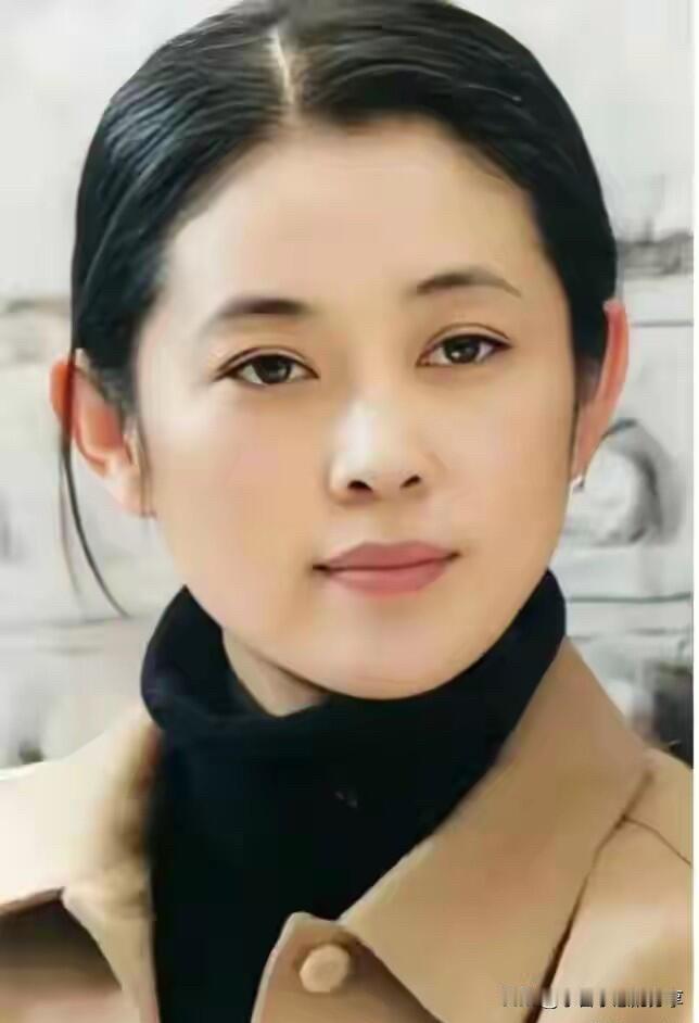 这是央视万人挑一的美女主持人，她年轻的时候真是好看，气质端庄大方，温柔知性，举止