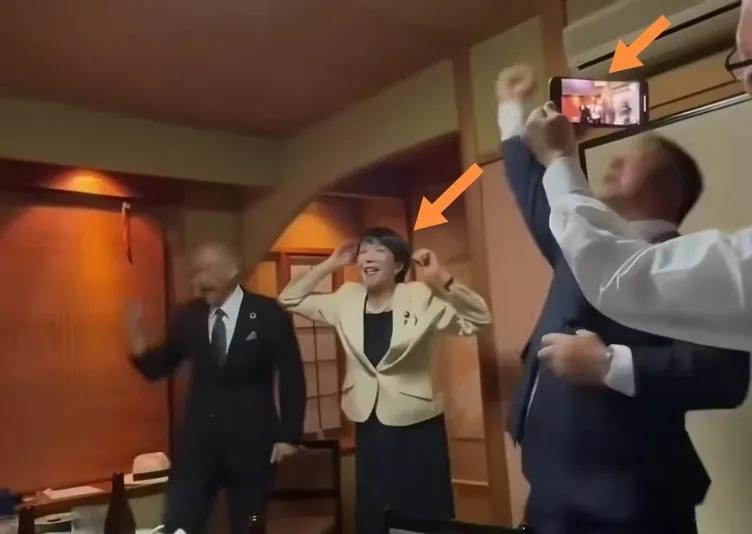 高市小苗与菲律宾官员举手摇摆唱歌“KTV”式外交。