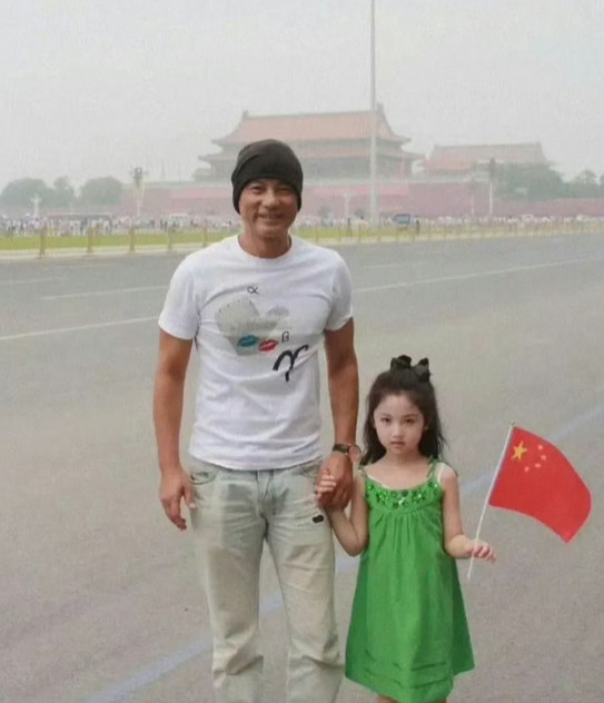 2011年北京，任达华和七岁的女儿任晴佳，在天安门广场游玩的照片。虽然那时候孩