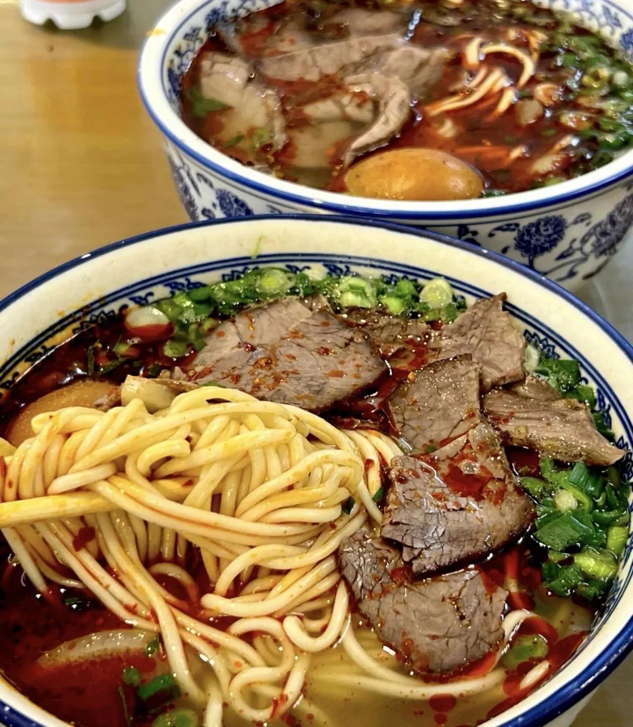 一夜之间3万家“兰州拉面”换招牌！别争正宗了，这才是真正的硬气！你常吃的那碗“