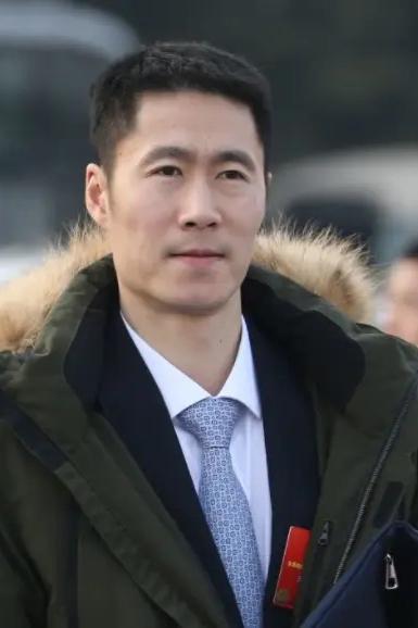 有些问题不懂就问。为什么百年世乒赛这么重要的赛事，国乒男队又面临如此困境，作